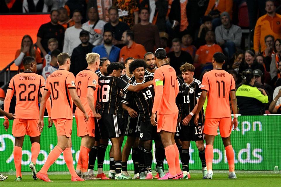 Die deutschen Spieler bejubelten ihr Führungstor, die Holländer beschwerten sich.Federico Gambarini/dpa