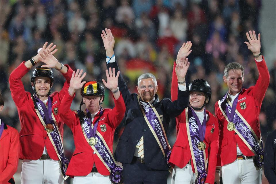 Die deutschen Springreiter trugen mit Gold zur guten Bilanz bei. (Archivbild)Rolf Vennenbernd/dpa
