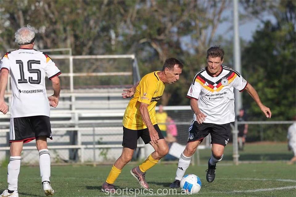 Die deutschen Ü80-Fußballer gewinnen den WM-Titel. Günter Christmann/Stadion von Redlands United FC/dpa