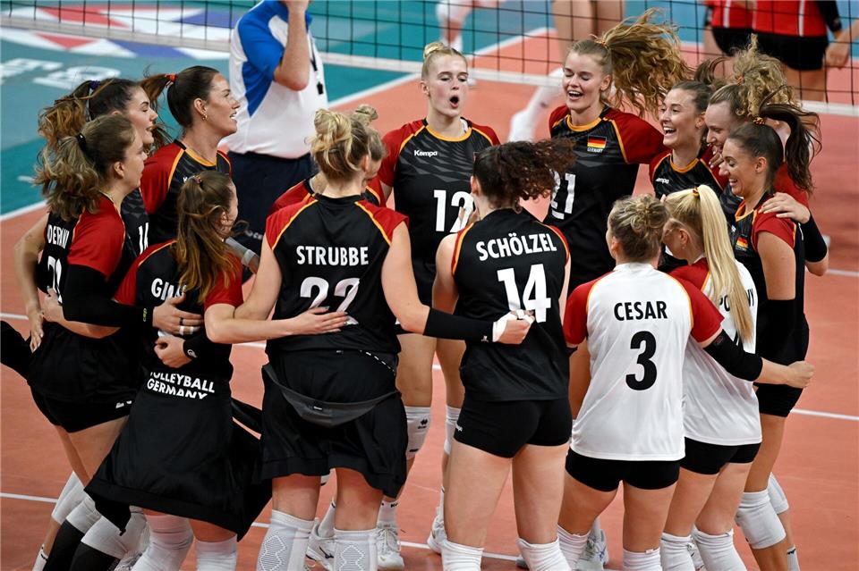 Die deutschen Volleyballerinnen haben sich für die EM 2026 qualifiziert. Arne Dedert/dpa