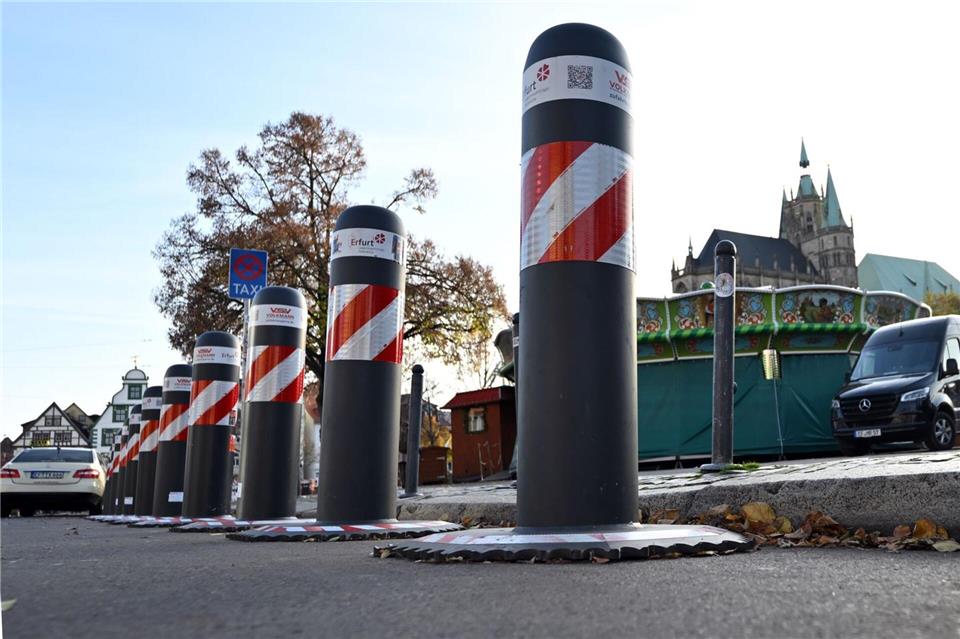 Die deutschen Weihnachtsmärkte werden wie hier in Erfurt mit Pollern und anderen Sperren gesichert. Martin Schutt/dpa