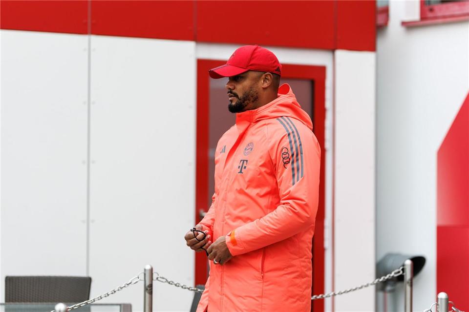 Die dicke Jacke durfte Trainer Vincent Kompany daheim lassen.Matthias Balk/dpa
