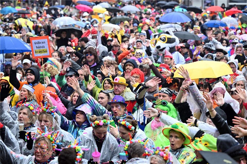 Die diesjährige Weiberfastnacht war ein nasser Start in den Straßenkarneval. Federico Gambarini/dpa