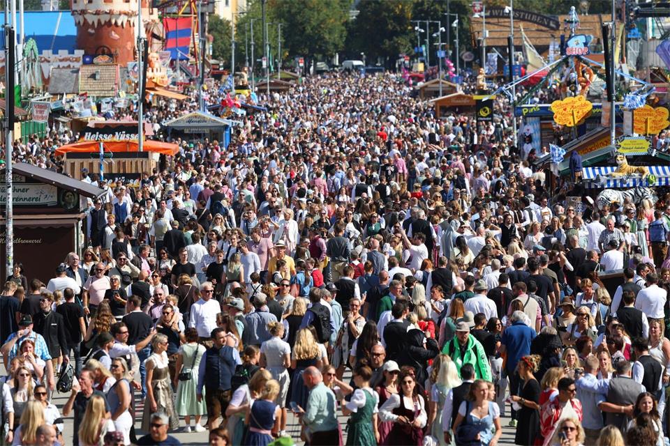 Die diesjährige Wiesn verzeichnete einen Besucherrekord. (Archivbild)Karl-Josef Hildenbrand/dpa