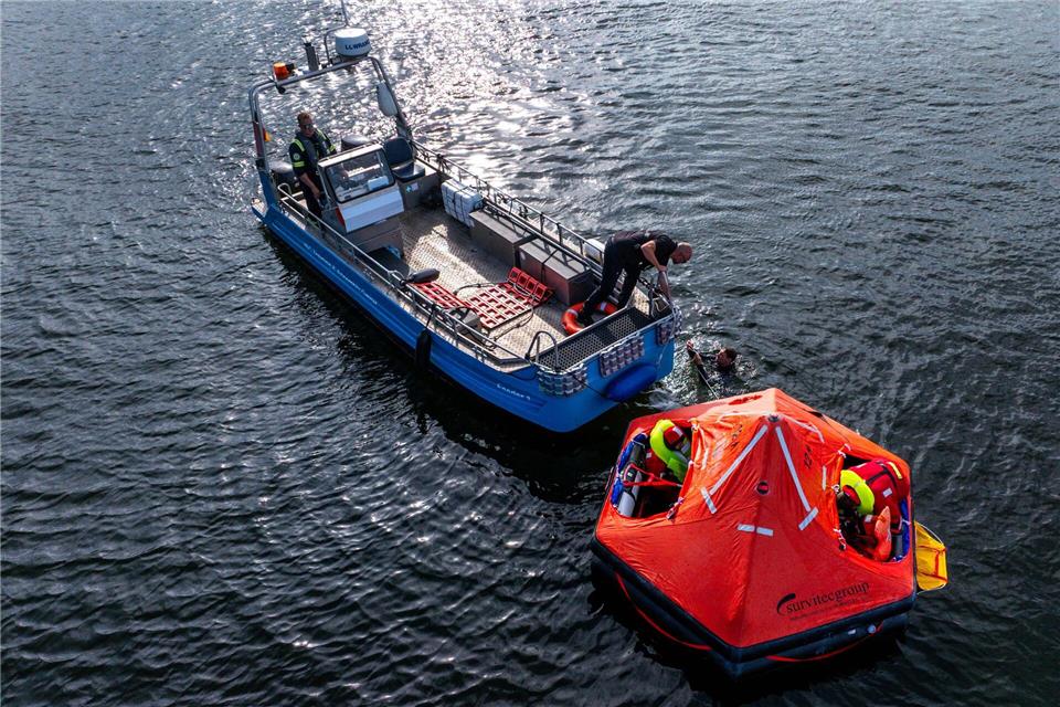 Angehende Astronauten paddeln für den Notfall Die dortige Firma trainiert normalerweise vor allem Mitarbeiter der Offshore-Branche.Jens Büttner/dpa