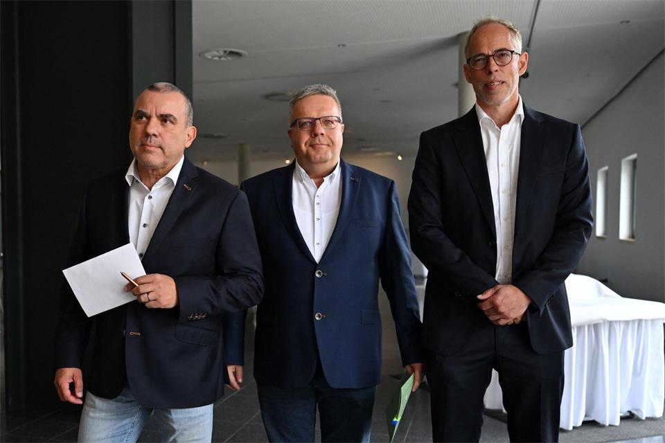 Die drei Abgeordneten Stefan Wogawa, Dirk Hoffmeister und Roberto Kobelt haben nach eigenen Angaben eine neue Partei gegründet.Martin Schutt/dpa
