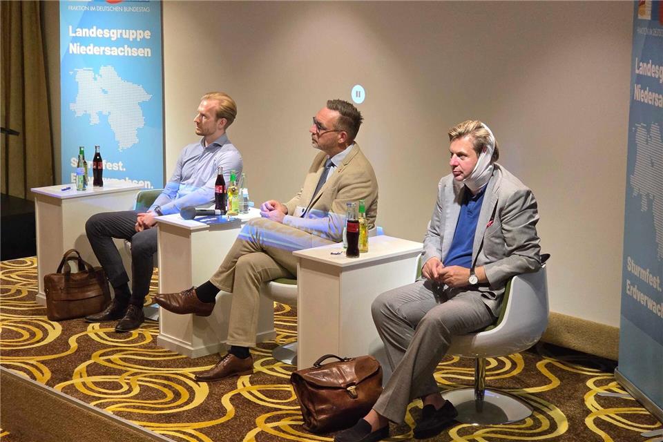 Die drei AfD-Bundestagsabgeordneten Micha Fehre (l-r), Olaf Hilmer und Maximilian Krah kritisierten bei einem Bürgerdialog im Landkreis Gifhorn vor allem die Bundesregierung. Christian Brahmann/dpa