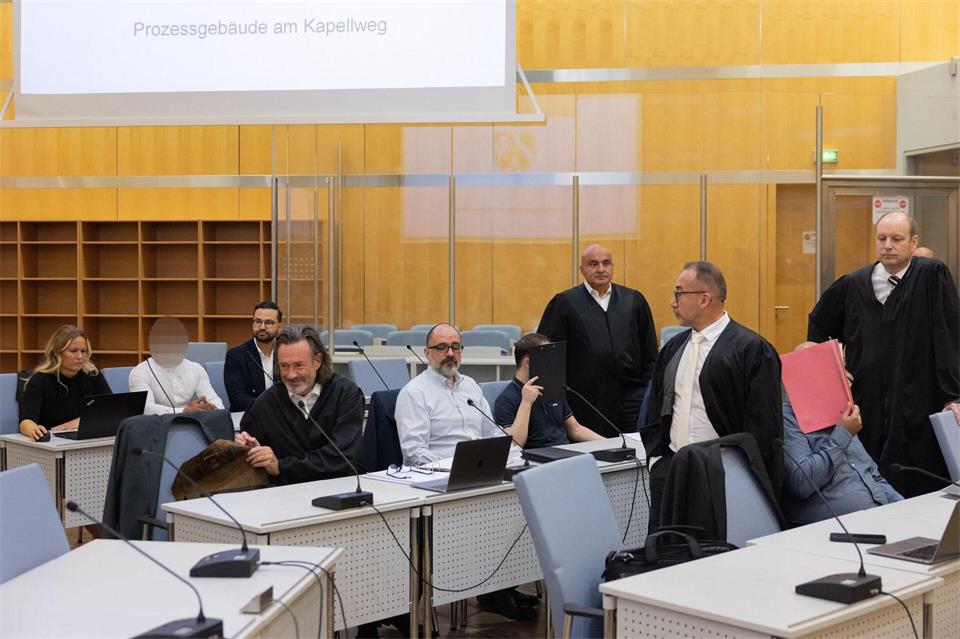 Die drei Angeklagten im Gerichtssaal.---/dpa