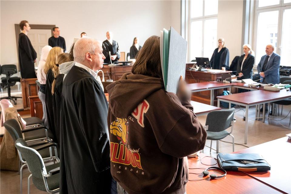 Die drei Angeklagten warfen nach Feststellung des Gerichts zwei Flaschen von einer Brücke auf ein fahrendes Auto. (Archivbild)Daniel Bockwoldt/dpa/Daniel Bockwoldt