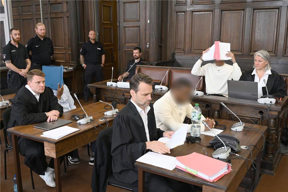 Die drei Angeklagten wurden wegen eines Raubmordes an einem 69-Jährigen zu lebenslangen Strafen verurteilt.David Hammersen/dpa