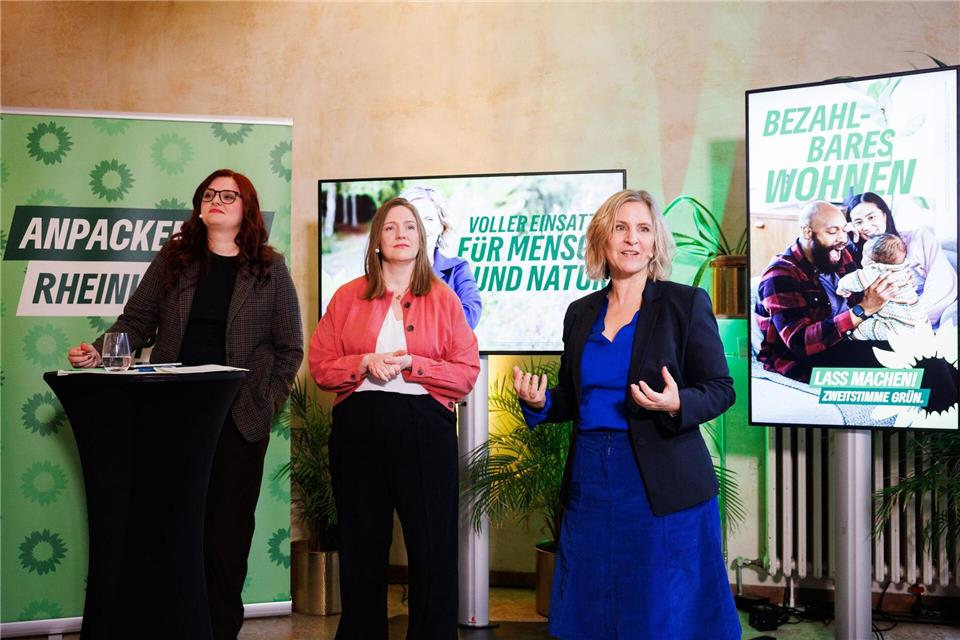 Die drei Grünen-Spitzenpolitikerinnen Pia Schellhammer (l-r), Katrin Eder und Katharina Binz formulieren zentrale Vorhaben für mehr Frauenrechte. (Archivbild)Lando Hass/dpa