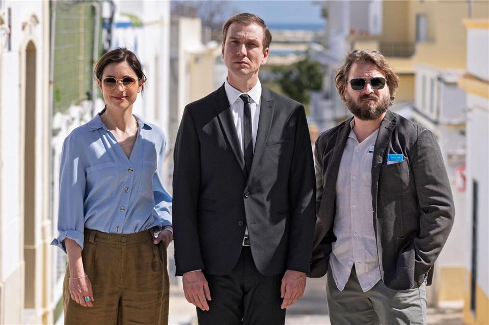 Die drei Kollegen entdecken auf einem abgelegenen Hof eine Männerleiche mit einer Vogelfeder im linken Auge. (Handout)Katharina Mückstein/ARD Degeto/dpa