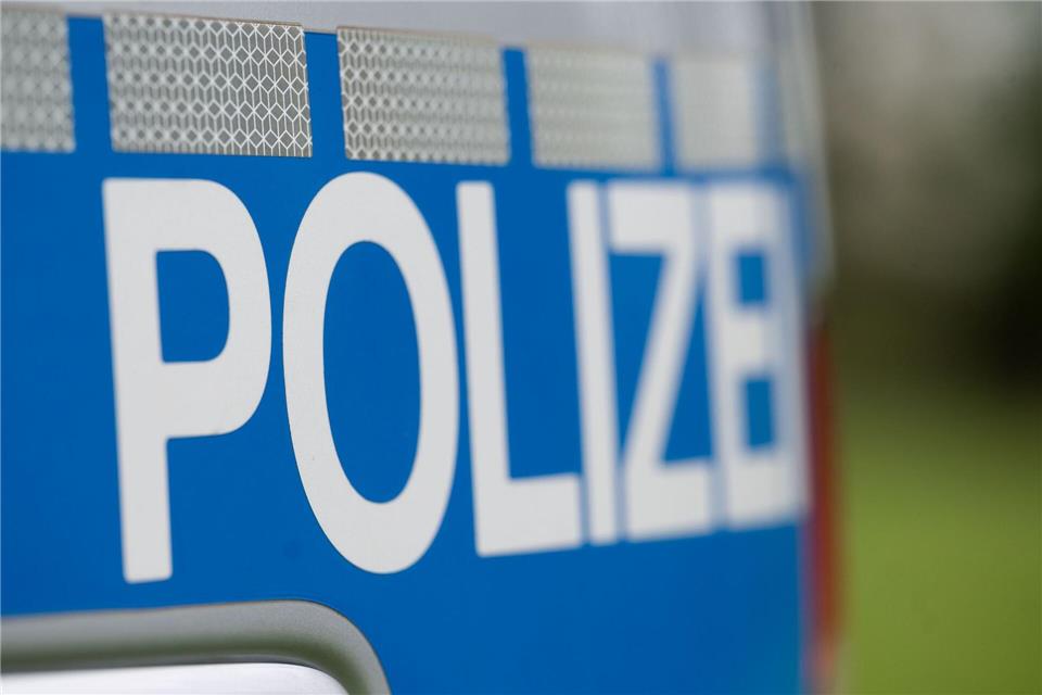 Die drei Menschen seien in einer nahegelegenen Straße gestellt worden, teilte die Polizei mit. (Symbolbild)Marijan Murat/dpa
