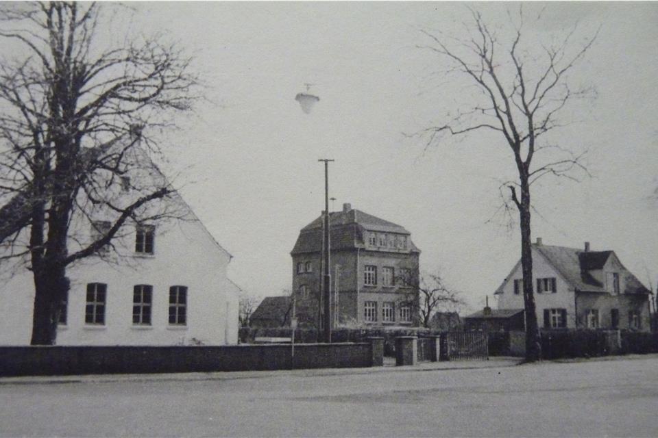Die drei Schulen auf einen Blick (v. l.): die Mädchenschule, heute Standort einer Bäckerei, hohe Schule (1965 abgerissen) und die Knabenschule, in der sich heute das Heimathaus befindet.