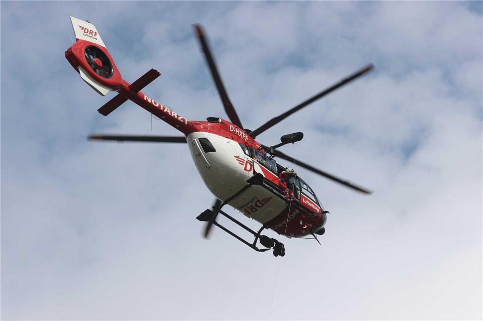 Die drei Schwerverletzten wurden mit Hubschraubern in Krankenhäuser gebracht. (Symbolbild)Bodo Schackow/dpa