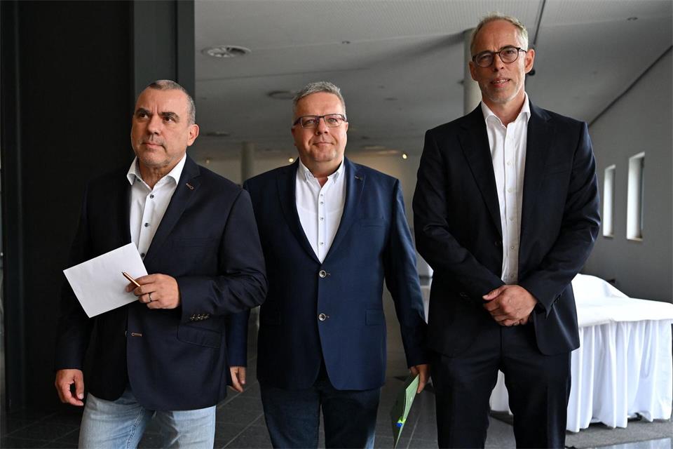 Die drei Thüringer Abgeordneten Stefan Wogawa, Dirk Hoffmeister und Roberto Kobelt haben die Fraktion des BSW verlassen und auch ihren Parteiaustritt erklärt.  Martin Schutt/dpa