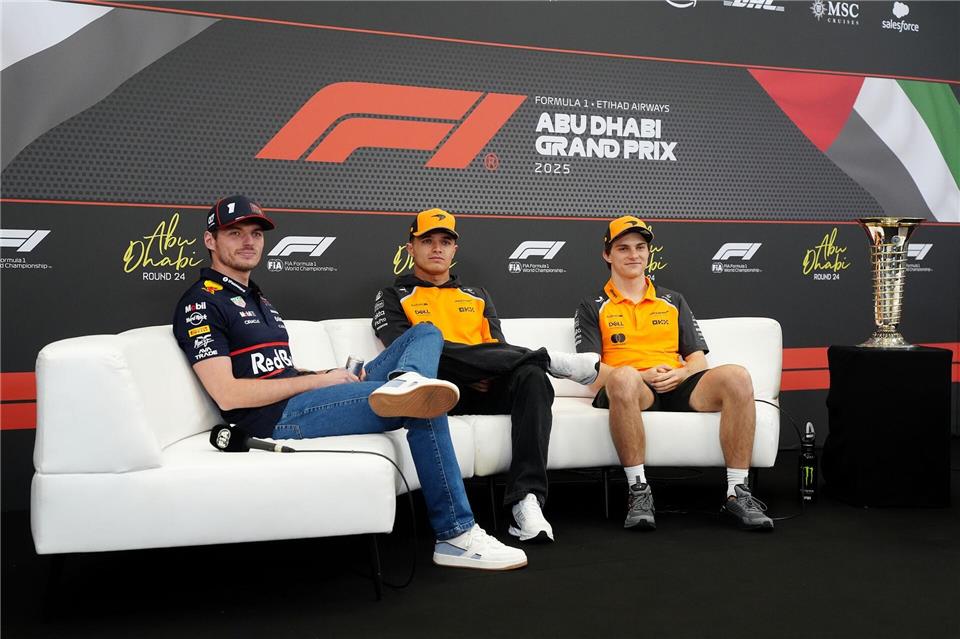 Die drei WM-Rivalen und der Pokal der Begierde. David Davies/PA Wire/dpa