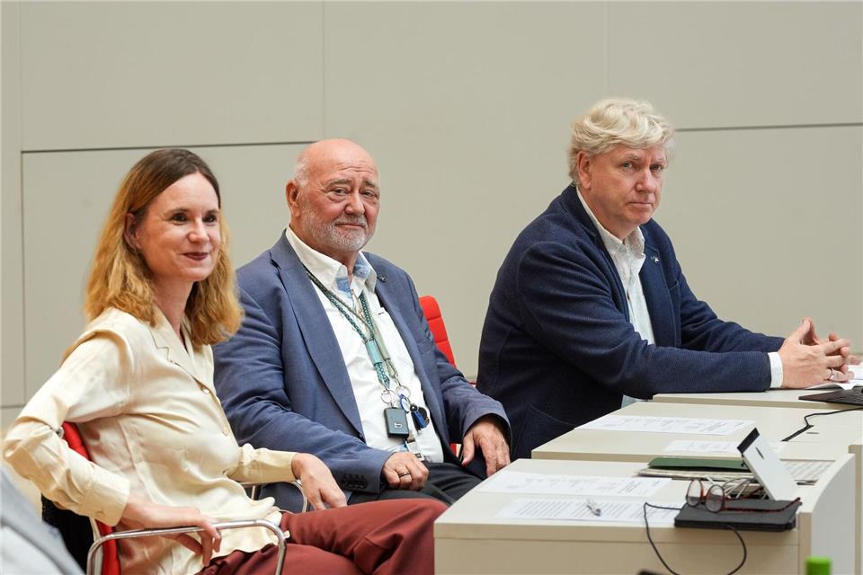 Die drei früheren Brandenburger BSW-Landtagsabgeordneten André von Ossowski, Reinhard Simon und Melanie Matzies sind nun eine Gruppe im Landtag.Soeren Stache/dpa
