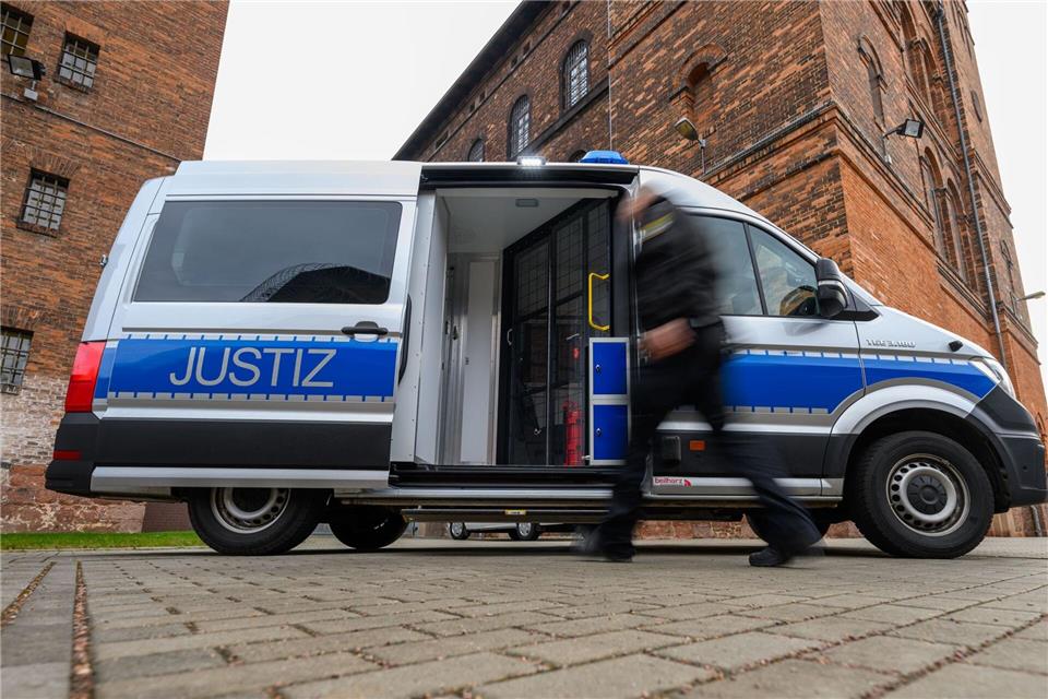 Die drei neuen Gefangenentransporter sind an die JVA in Halle übergeben worden. Hendrik Schmidt/dpa