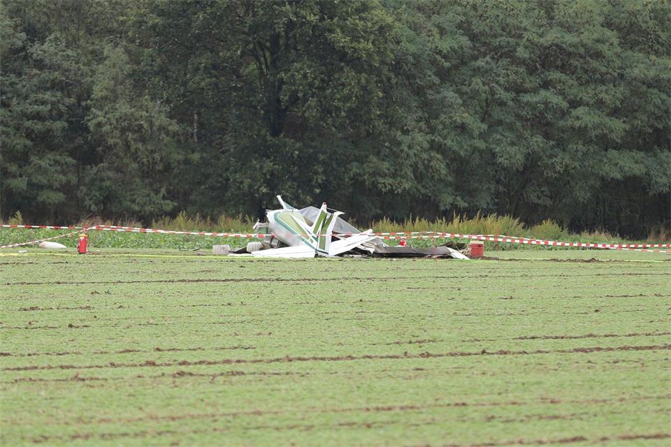 Die dreiköpfige Besatzung der Maschine überlebte den Absturz nicht. -/dpa