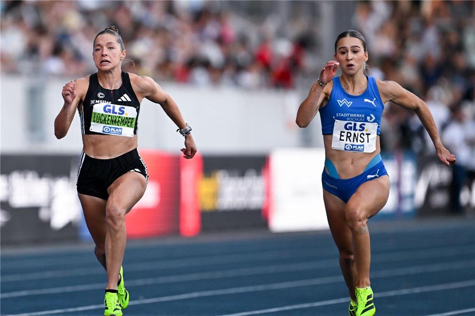 Die drittplatzierte Gina Lückenkemper (l) und die neue 100-Meter-Meisterin Jolina Ernst.Sven Hoppe/dpa