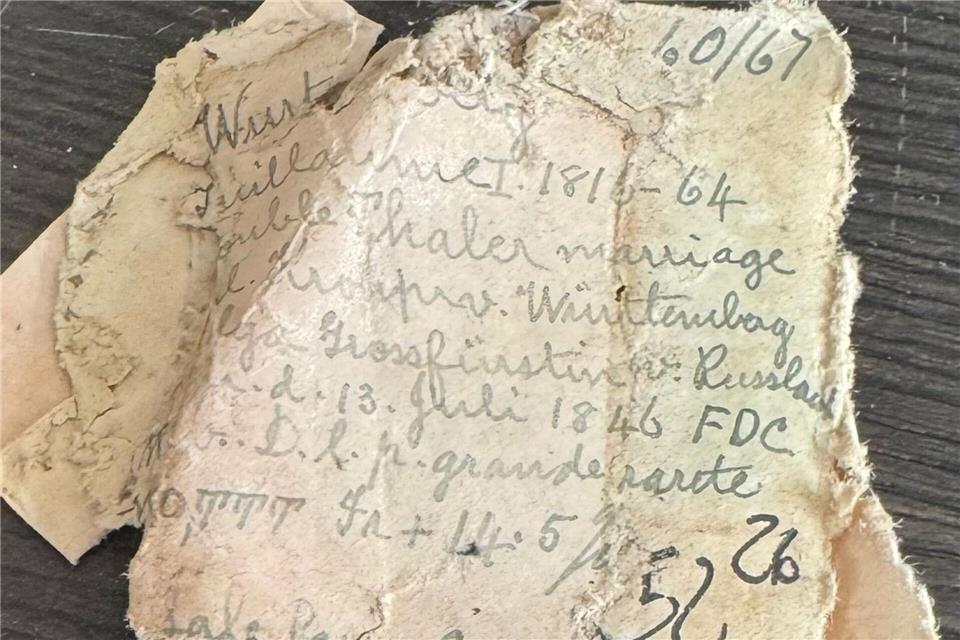 Die durch Wassereintritt teils vergammelten Münztütchen, die jahrzehntelang vergraben waren.Christian Stoess/dpa