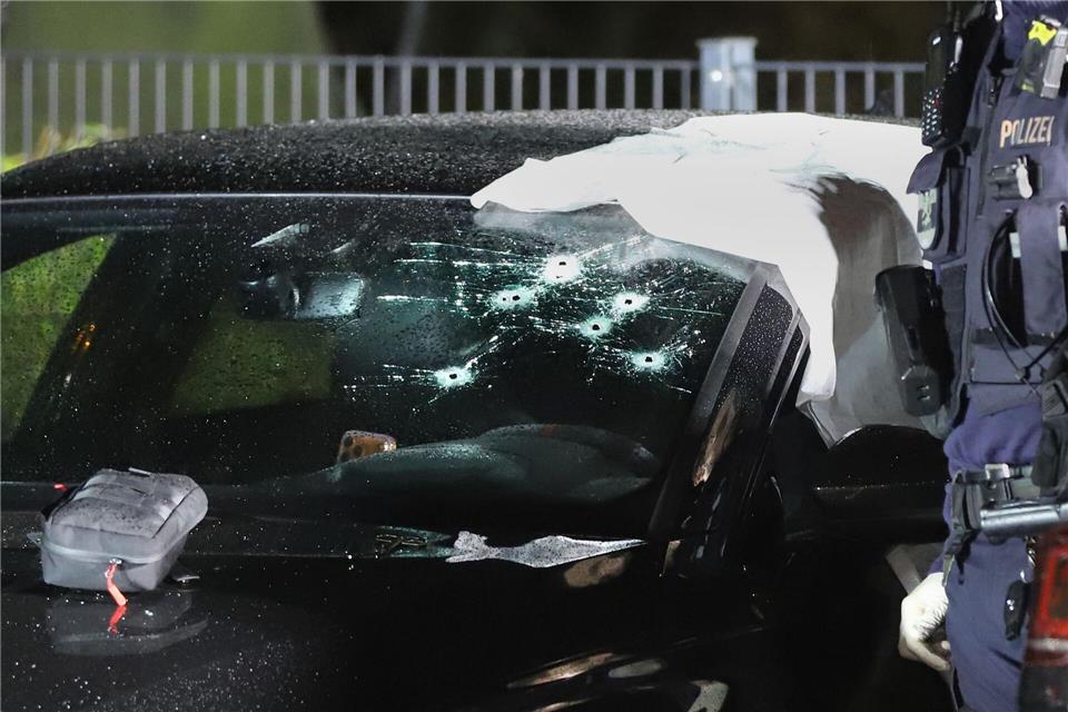 Die durchlöcherte Windschutzscheibe des Autos, in dem das Anschlagsopfer saß. Ein Verdächtiger ist aus Schweden ausgeliefert worden. (Archivbild)Sascha Thelen/dpa