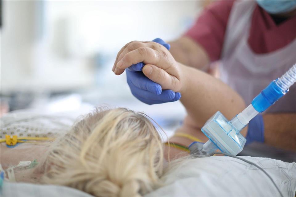 Verband: MV Schlusslicht bei Löhnen in der Pflege  Die durchschnittlichen Löhne sind im Nordosten am niedrigsten. (Symbolbild)Danny Gohlke/dpa