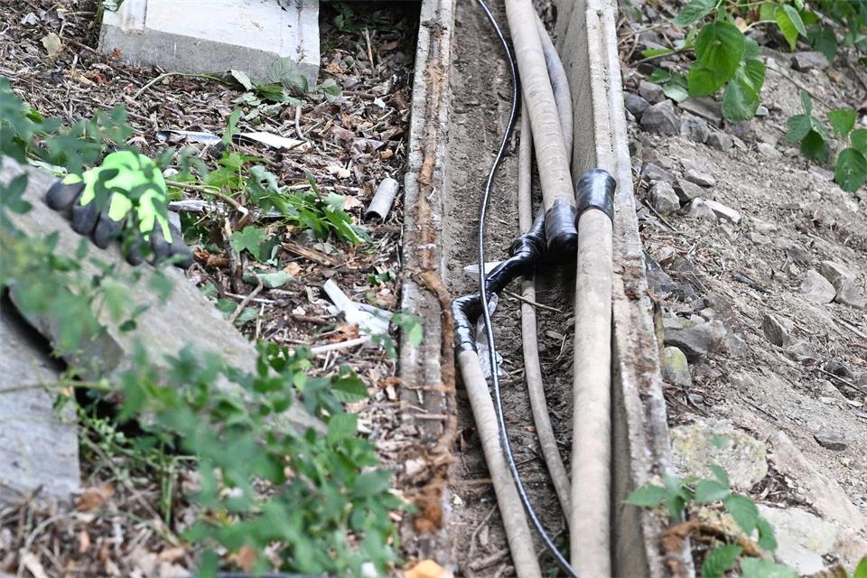 Die durchtrennten Kabel wurden am Sonntag entdeckt.Bernd Weißbrod/dpa