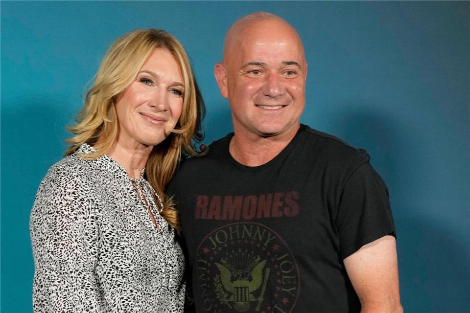 Die ehemalige Ausnahmetennisspielerin Steffi Graf - hier mit Ehemann Andre Agassi - wirbt nun für die Sportmarke des Discounters Lidl. (Archivbild)John Locher/AP/dpa