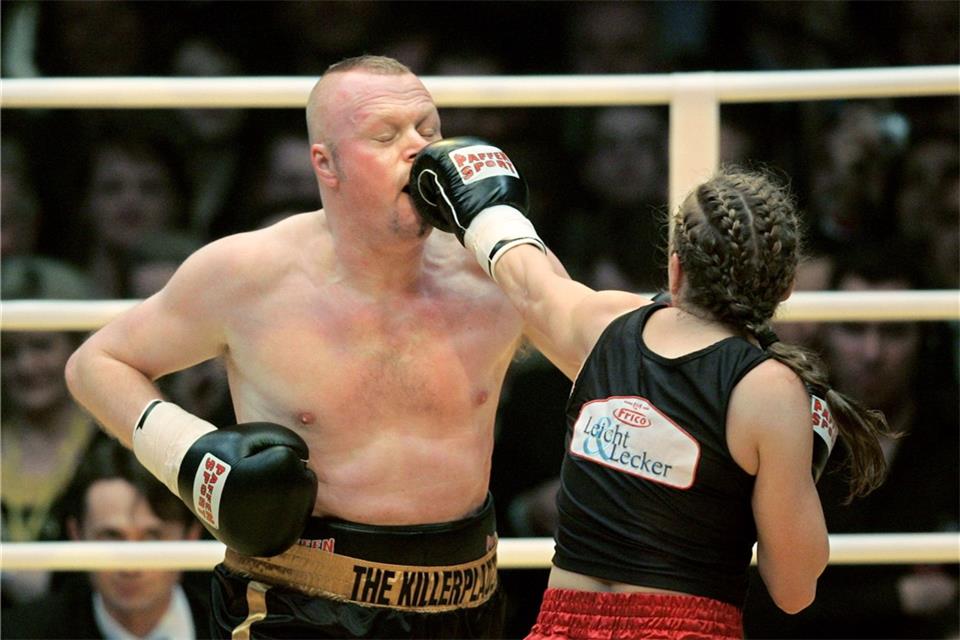 Die ehemalige Boxweltmeisterin Regina Halmich und Fernsehmoderator Stefan Raab boxen gegeneinander.