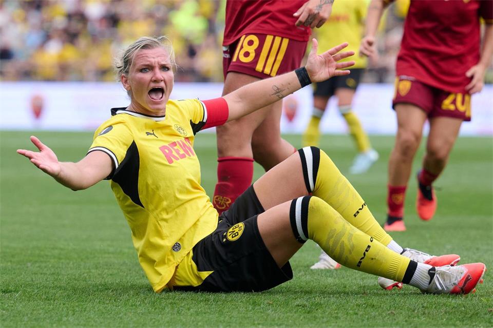 Die ehemalige Nationalspielerin Alexandra Popp läuft am kommenden Sonntag mit Borussia Dortmund in Rhade auf.