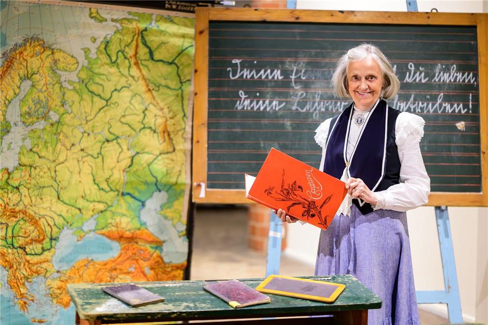 Die ehemalige Schulleiterin präsentierte ihre Sammlung lange Zeit im Rahmen historischer Schulstunden im Heimatmuseum Gettorf – als verkleidetes „Fräulein Lehrerin“ mit einer obligatorischen Brosche an der Bluse.Philipp Schulze/dpa