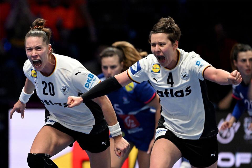 Die ehemaligen Co-Kapitäninnen Emily Vogel (l) und Alina Grijseels spielen am Sonntag um WM-Gold.Federico Gambarini/dpa