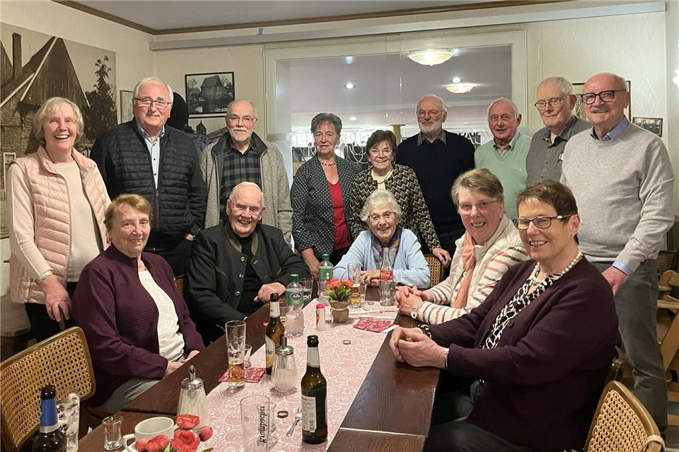 Die ehemaligen Klassenkameraden haben sich wieder im Café Mensing getroffen.