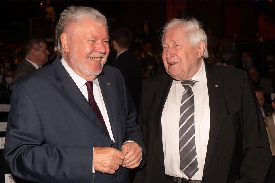 Die ehemaligen Ministerpräsidenten Kurt Beck (SPD) und Bernhard Vogel (CDU) waren auch bei lockeren Gesprächsrunden im Weinkeller dabei. (Archivbild) Sebastian Gollnow/dpa