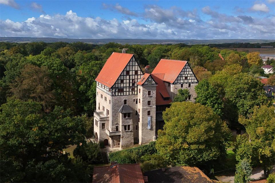 Die ehemaligen Wasserburg Seebach bietet nun nicht nur für das Team der Staatlichen Vogelschutzwarte, sondern auch für die Verwaltung des Nationalparks Hainich einen idyllisch gelegenen Arbeitsort.Martin Schutt/dpa