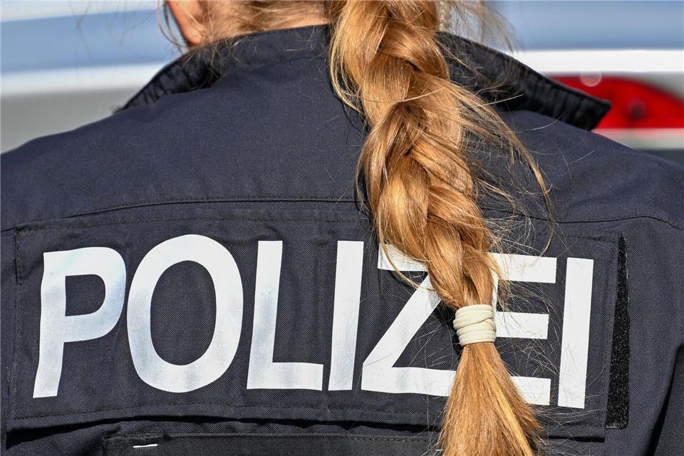 Die eigene Polizeiuniform auf einer privaten Party tragen? Das kann einen den Polizei-Job kosten.Soeren Stache/dpa