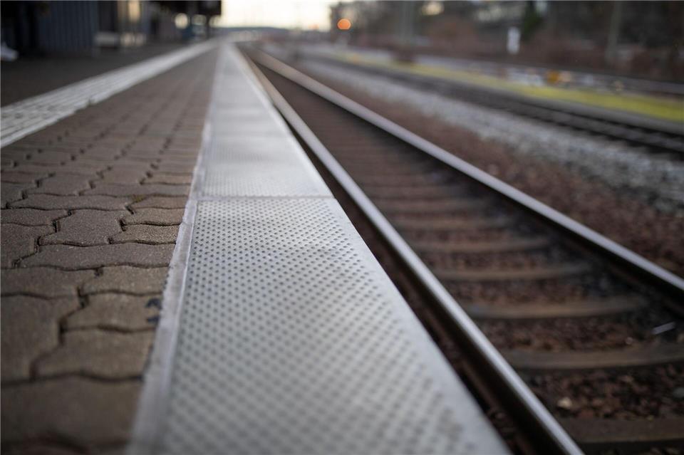 Die einfahrende S-Bahn konnte noch vor dem 67-Jährigen auf den Gleisen stoppen. (Symbolbild)Daniel Karmann/dpa