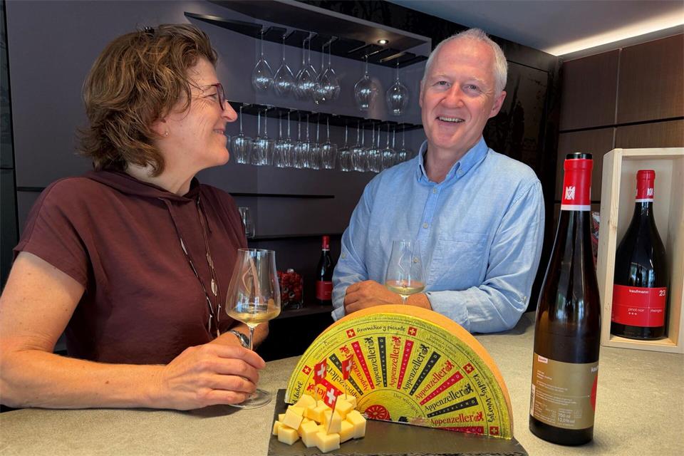 Die einstige Weinmanagerin Eva Raps und der ehemalige Schweizer Käseproduzent Urban Kaufmann fühlen sich auch als Winzer noch Käseprodukten verbunden.Jens Albes/dpa