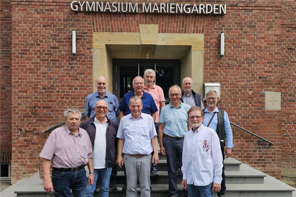 Die einstigen Schulkollegen von links : Karl Heinz Mensing, Egbert Langela, Wolfgang Radtke, Volker Heynck, Walter Schmeing, Günter Kohlruss, Bernhard Rottstegge, Rüdiger Beimesche, Rudolf Rathner, Hermann Josef Pass