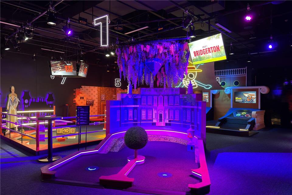 Die einzelnen Minigolf-Stationen haben als Thema Netflix-Serien wie etwa „Bridgerton“.Andrej Sokolow/dpa