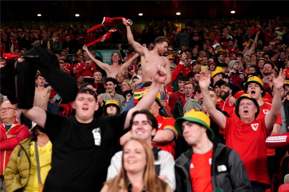 Keine Stimmung in Wembley - Tuchel kritisiert englische Fans Die einzigen Stimmungsmacher in Wembley: Wales‘ Fans feiern trotz 0:3.John Walton/PA Wire/dpa