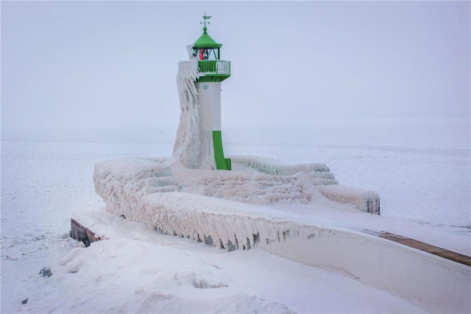 Die eisigen Temperaturen haben an der Küste für beeindruckende Bilder gesorgt – wie hier auf der Insel Rügen. (Archivbild)Jens Büttner/dpa
