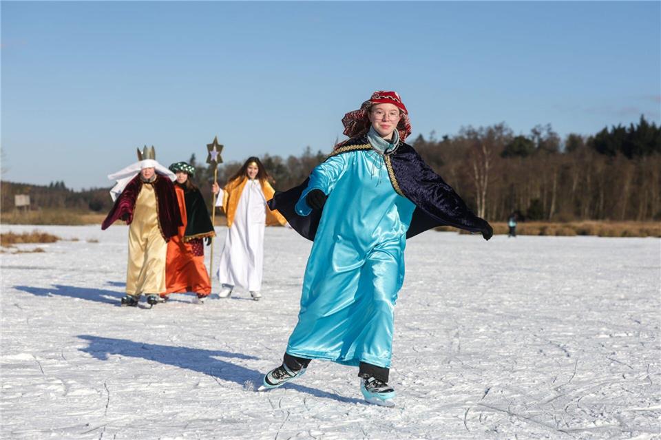 Die eisigen Temperaturen haben die See zufrieren lassen. Thomas Warnack/dpa