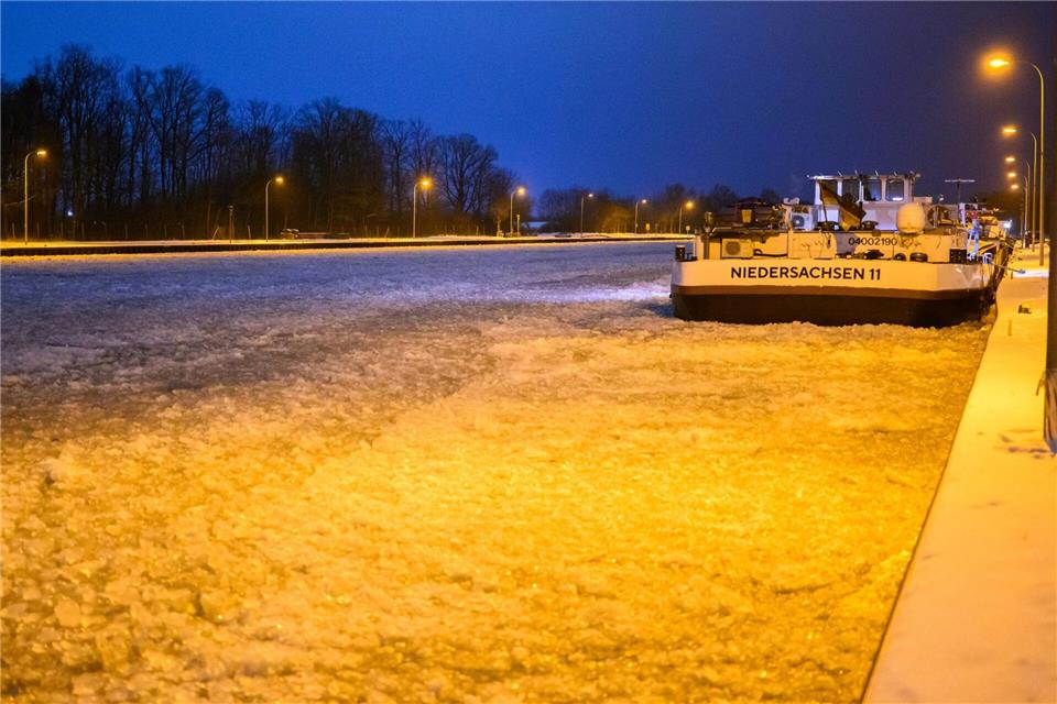 Die eisigen Temperaturen schränken derzeit die Schifffahrt ein.Julian Stratenschulte/dpa