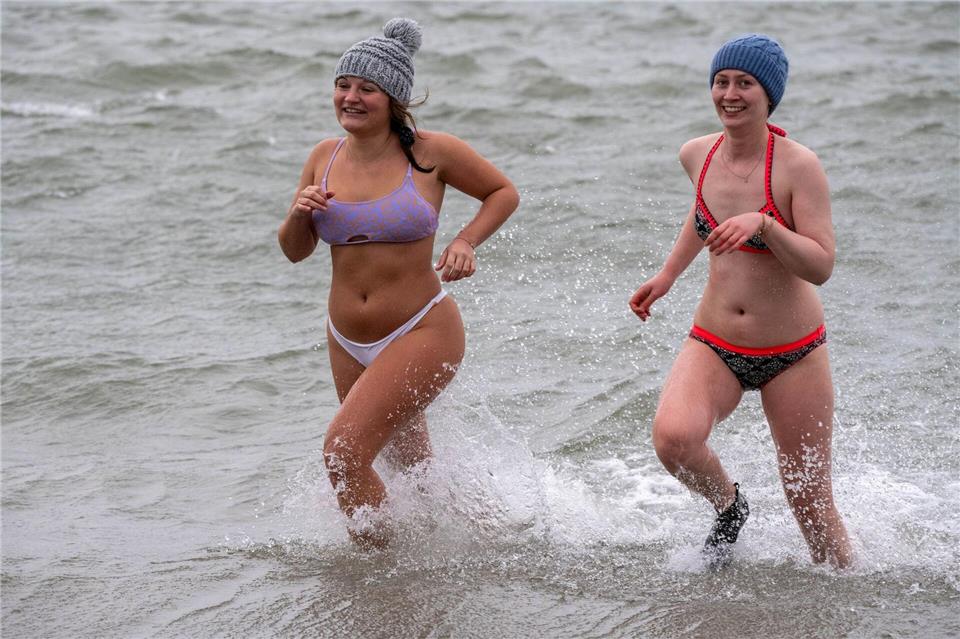 Die eisigen Temperaturen schreckten diese Schwimmerinnen nicht ab.Stefan Sauer/dpa