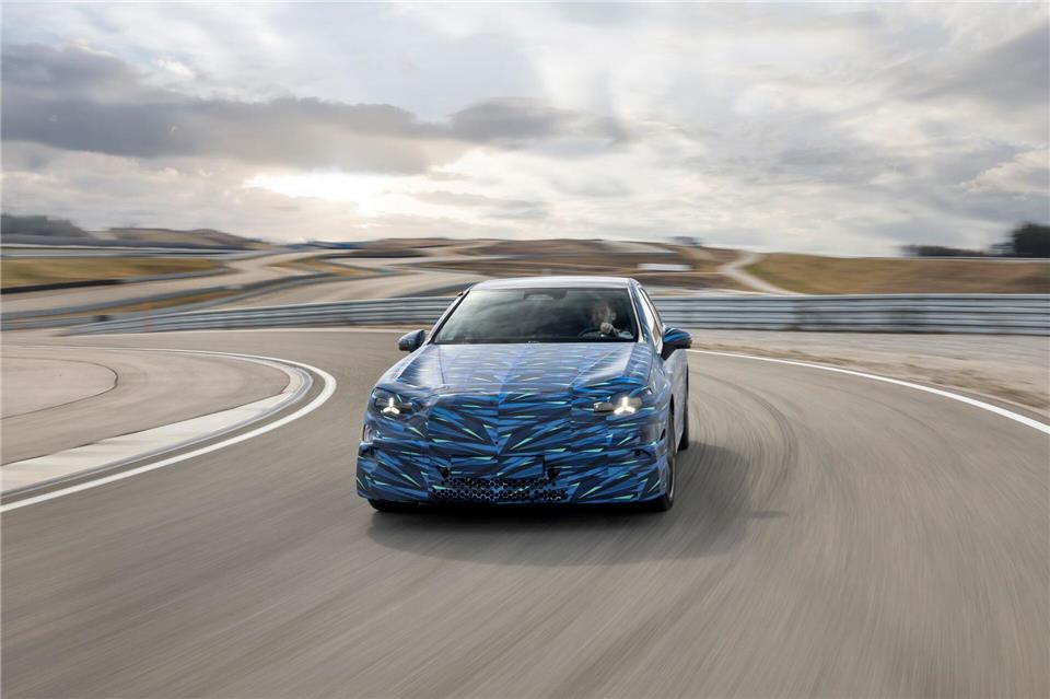 Die elektrische C-Klasse soll laut Hersteller über 750 Kilometer Reichweite verfügen und binnen zehn Minuten Strom für 300 Kilometer nachladen.Mercedes-Benz AG/dpa-tmn