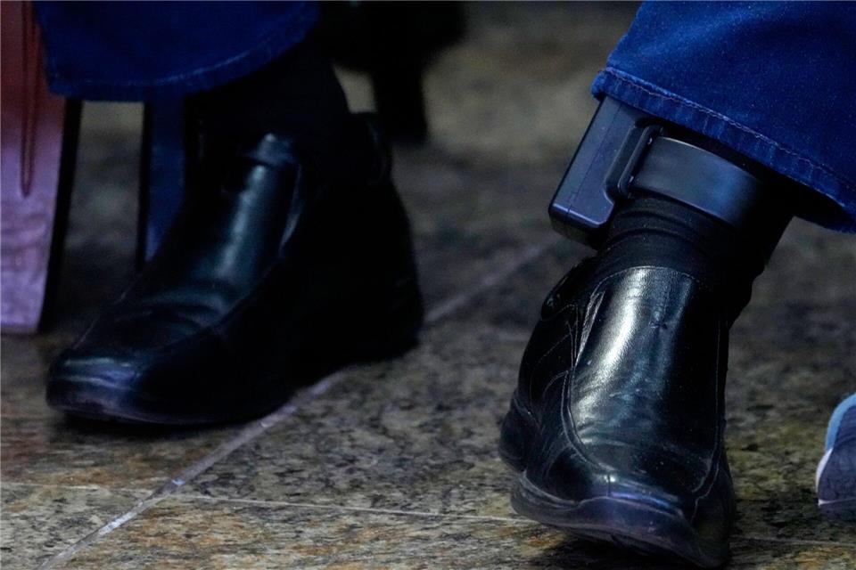 Die elektronische Fußfessel an Bolsonaros linkem Knöchel sorgt für Diskussionsstoff. (Archivbild)Eraldo Peres/AP/dpa