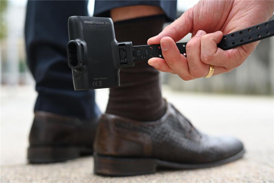 Die elektronische Fußfessel bei potenziellen Tätern soll Frauen besser vor Gewalt schützen. (Symbolbild)Arne Dedert/dpa